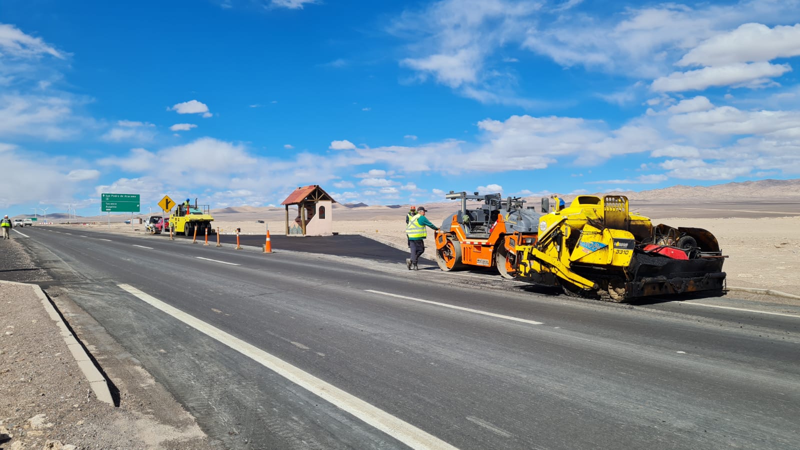 Obra vial y maquinaria en terreno